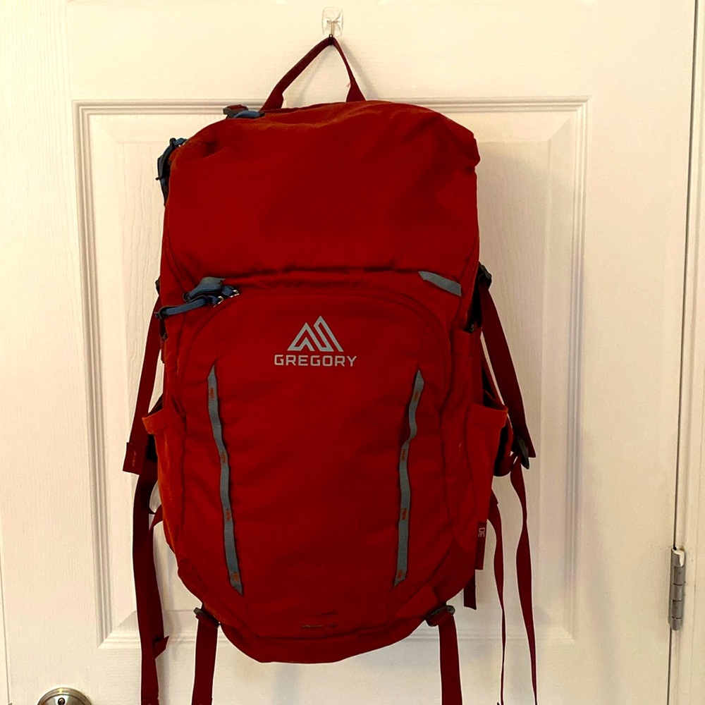 Gregory Daypack 30L: Velata 30
Crimson Red
